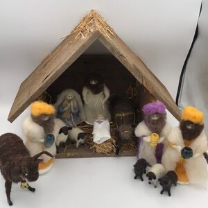 Rams Horn Wools Handmade & Signed Felted Wool‎ 13 pc Nativity w/ Wooden Crèche